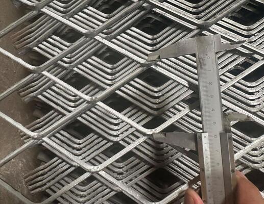 شکل سوراخ الماس شبکه فلزی گسترش یافته 0.5-6.0mm ضخامت سطح صاف برای تزئینات